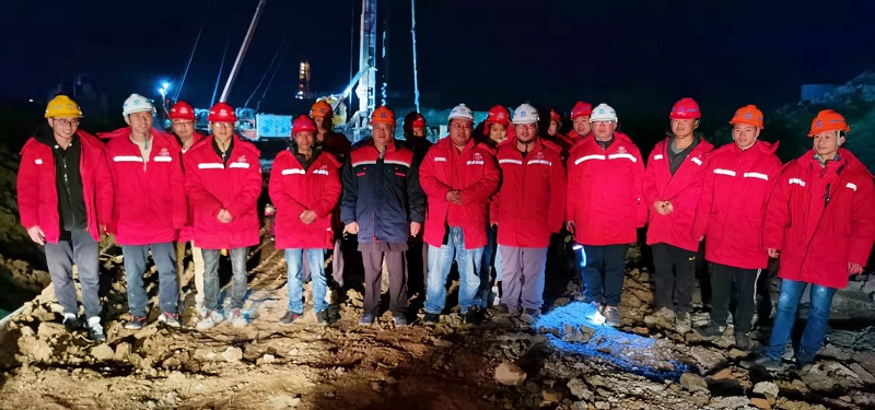 1574383833120411.jpg 填埋區樁基施工完工合影.jpg