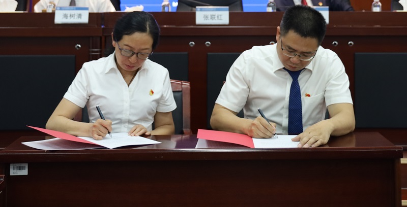 1617160593603399.jpg 張聯紅與李元鴻簽訂責任書.JPG