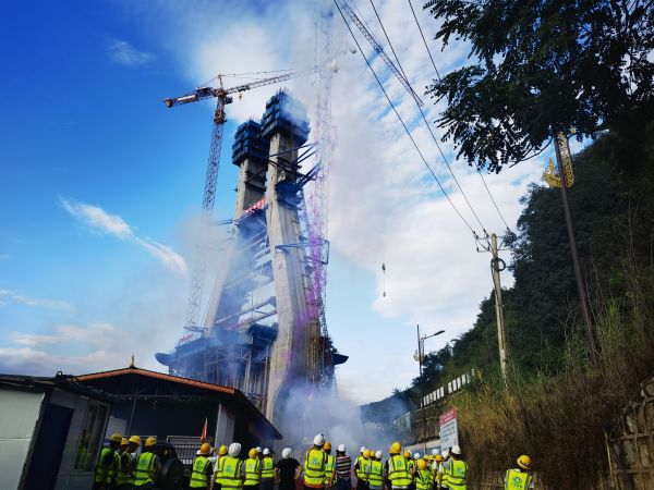 1636346638709382.jpg 現(xiàn)場(chǎng)鞭炮煙花慶祝.jpg