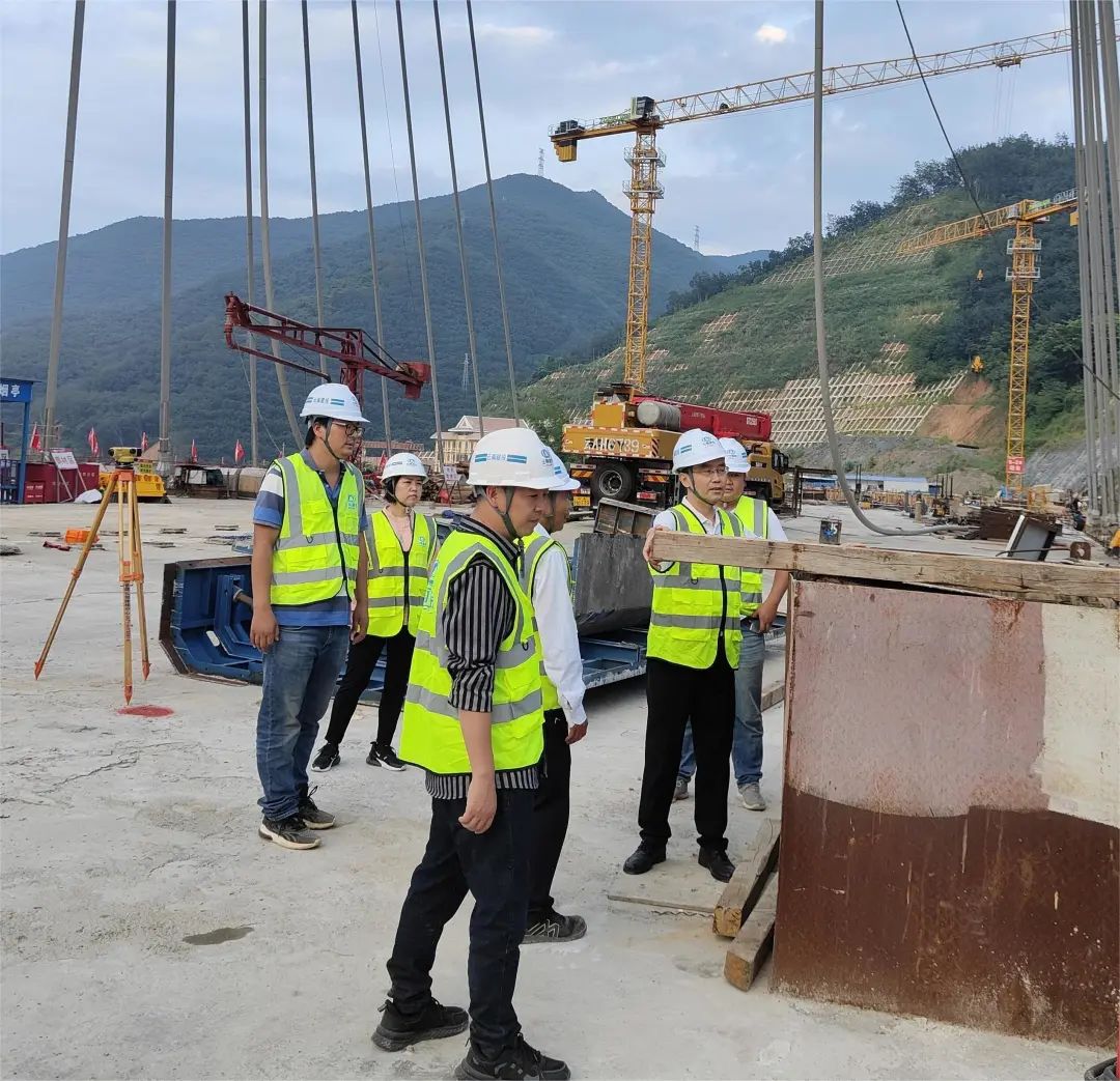 1667178273375001.jpg 2022-10-31-【一線工作法】李光正到景洪神秘谷大橋項目開展安全生產檢查工作.jpg