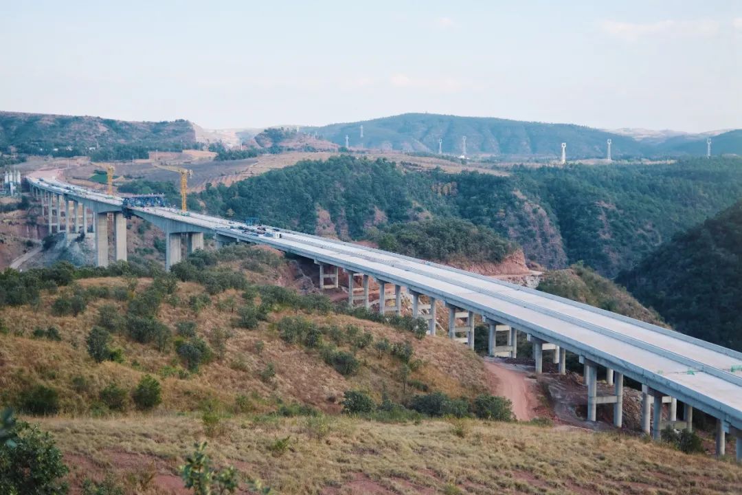 1672711603272323.jpg 2022-12-24-剛構過江,銀龍起舞——永大高速羊蹄江大橋合龍!2.jpg